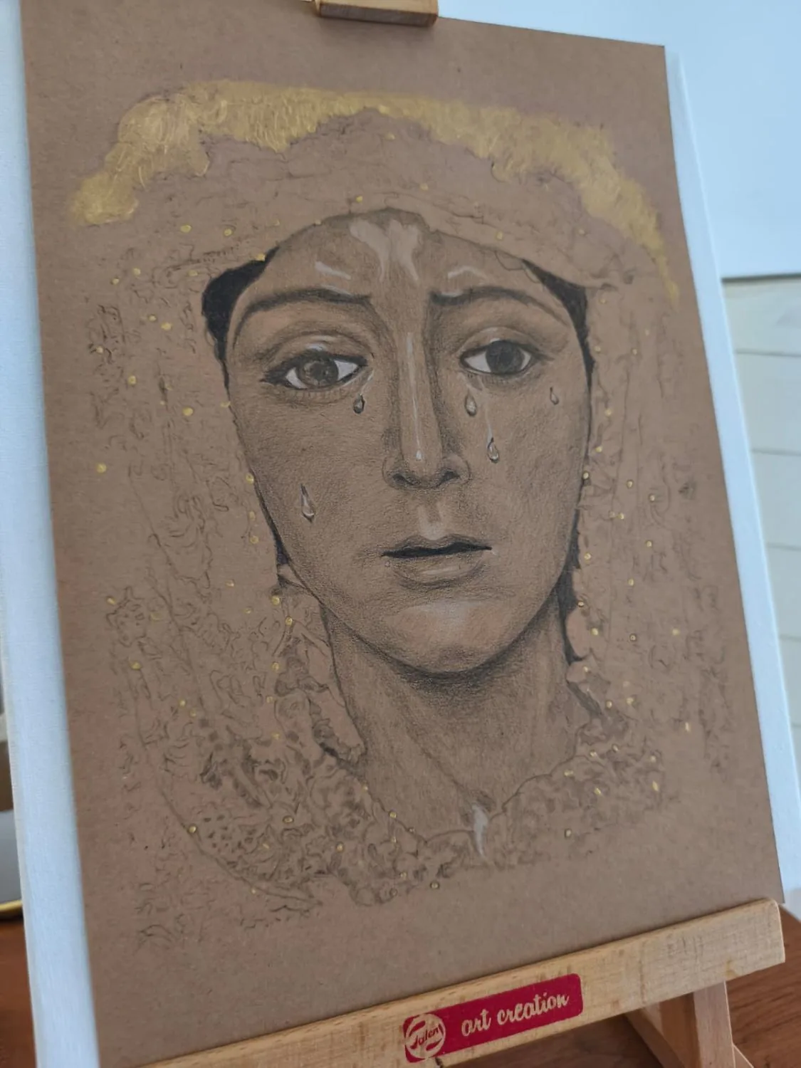 Virgen de la Esperanza Macarena IV · Dibujo a grafito sobre papel Kraft · Sandra Arenas Sevilla