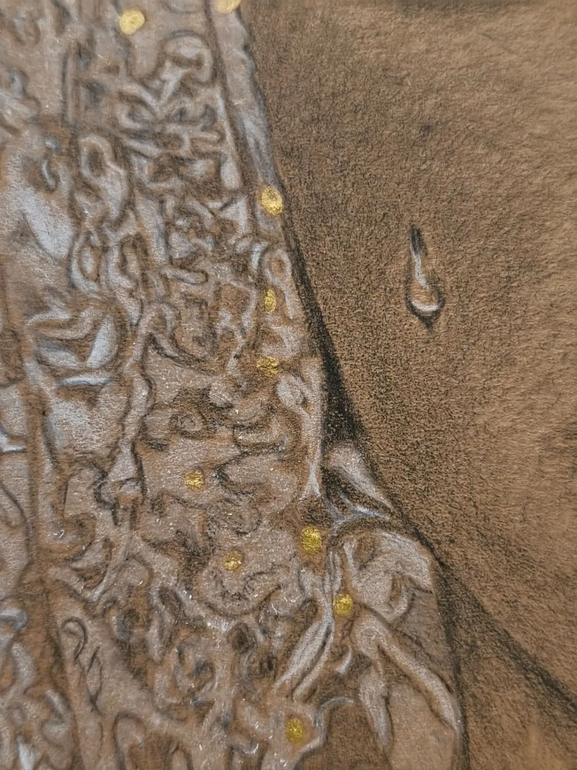 Detalle Virgen de la Esperanza Macarena · Grafito sobre papel Kraft · Alta precisión · Sandra Arenas